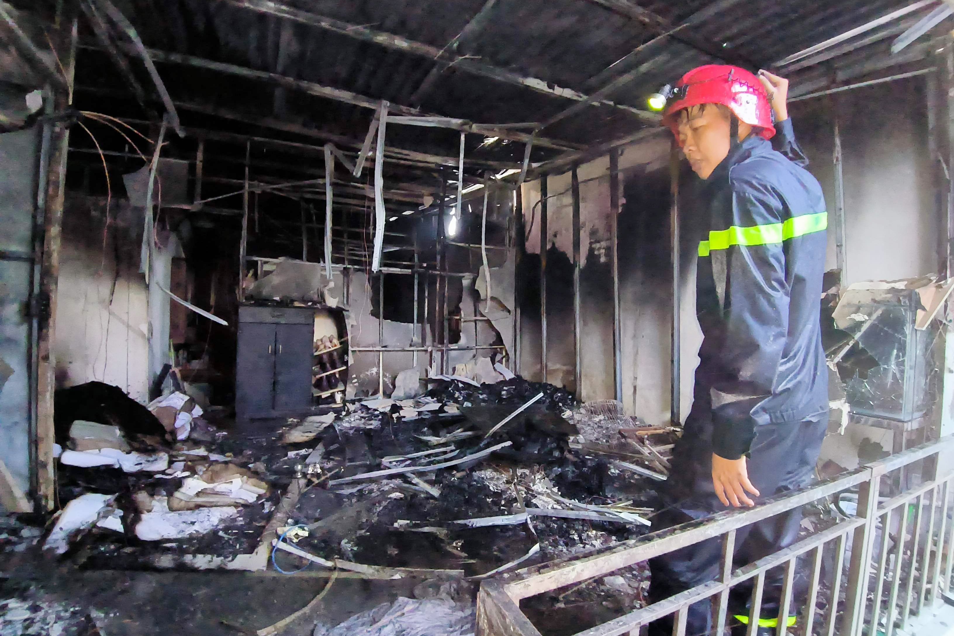 Canh sat pha cua tiem banh, cuu 7 nguoi khoi hoa hoan hinh anh