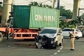 Vuot den do, oto 7 cho bi xe container tong nat dau hinh anh