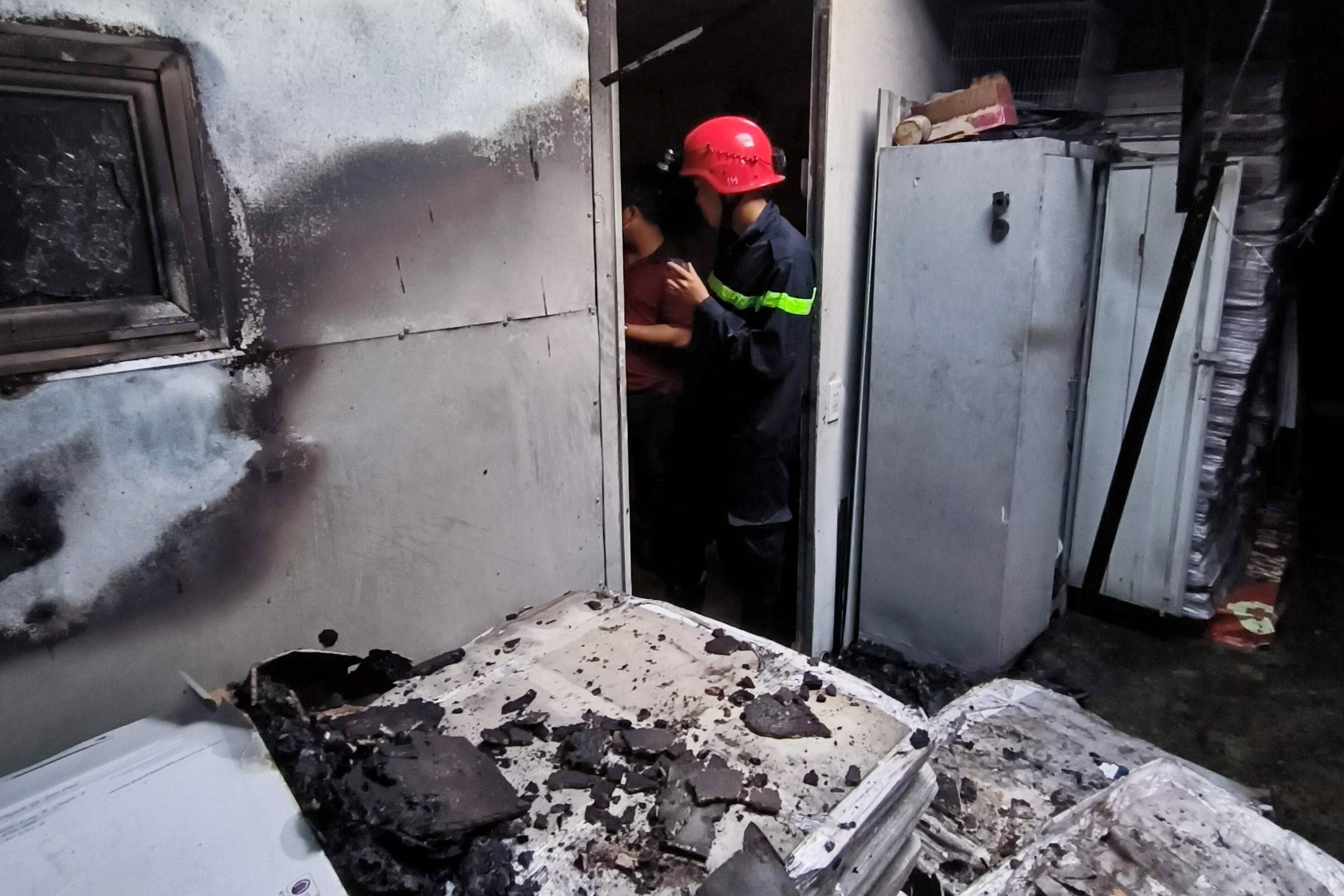 Canh sat PCCC TP.HCM cuu 7 nguoi mac ket trong tiem banh hinh anh