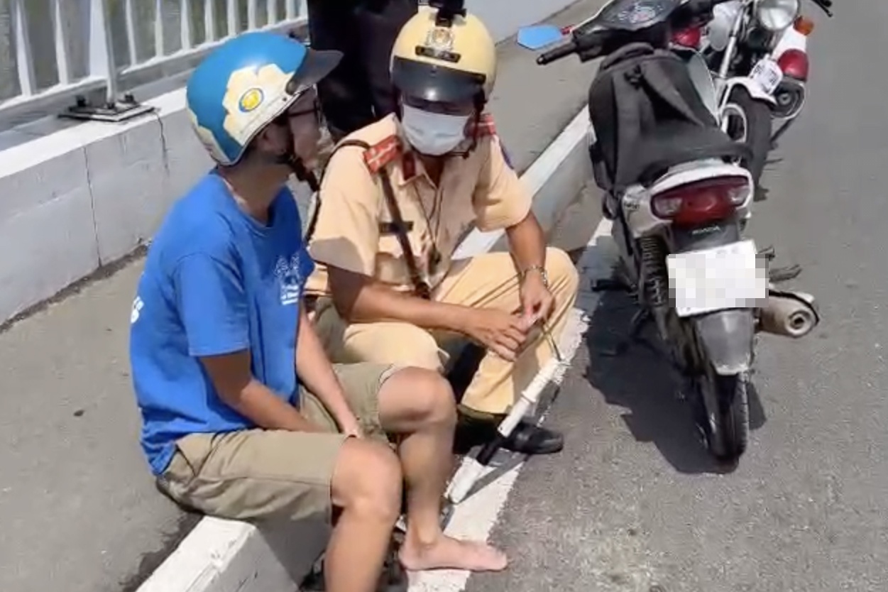 Nguoi dan ong dinh nhay cau vi that nghiep, khong co tien thue nha hinh anh