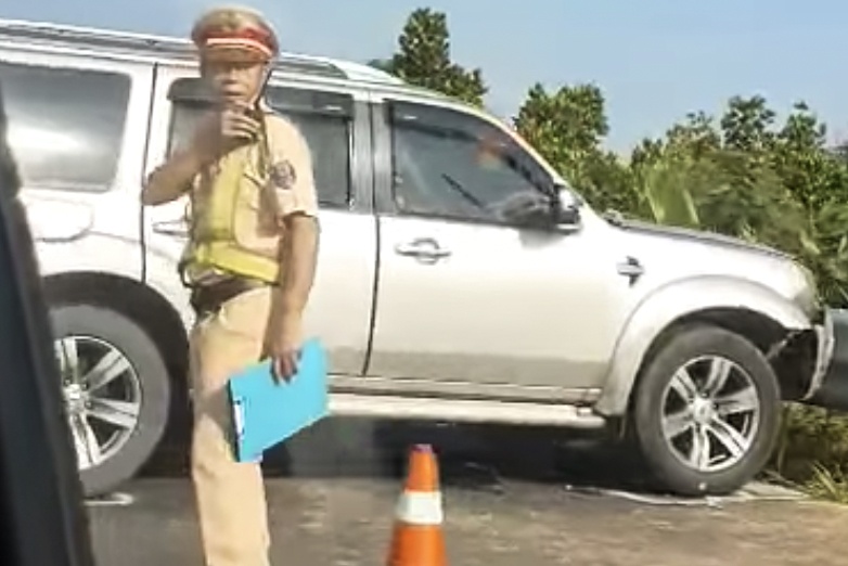 CSGT chay bo mo duong xu ly tai nan o cao toc Trung Luong - My Thuan hinh anh