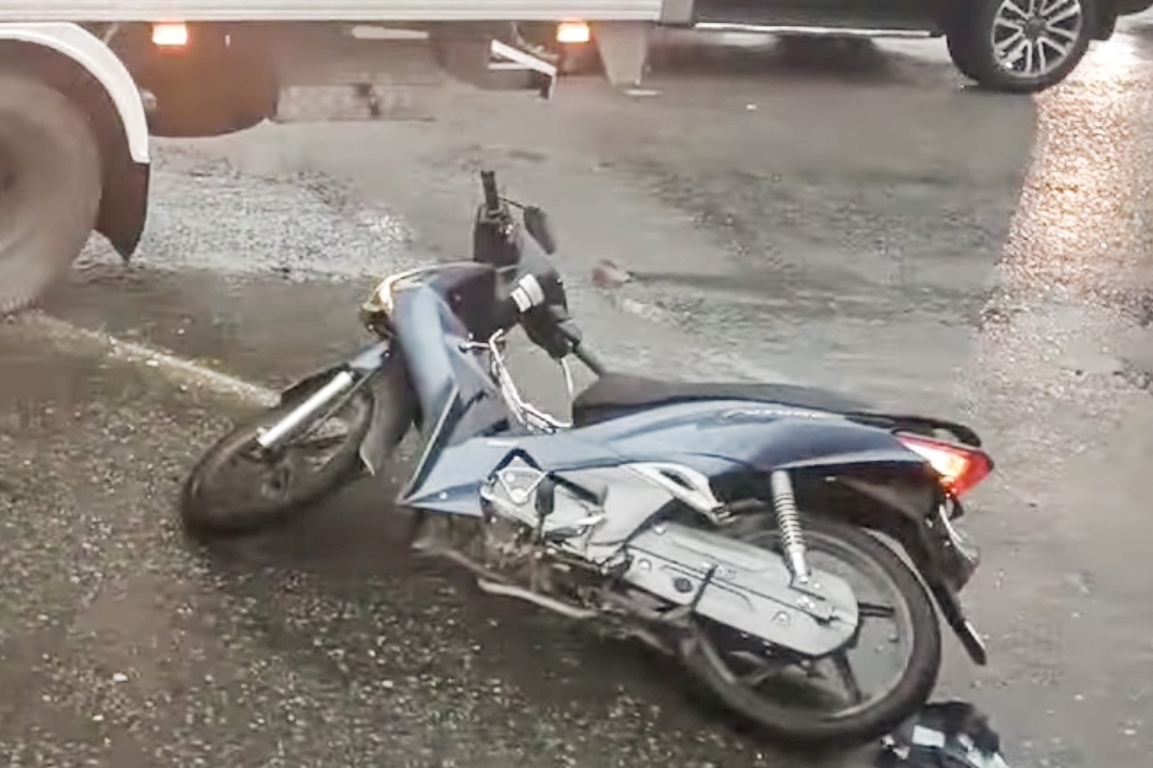 Hai cha con bi xe tai can tu vong o TP.HCM hinh anh