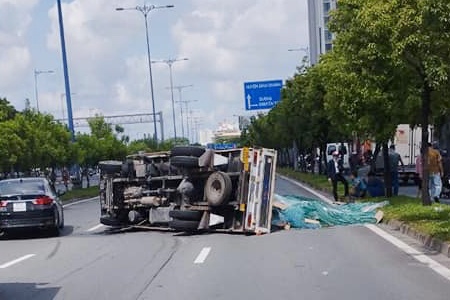 xe tai lat ngang anh 1