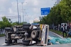 Xe tai no lop, lat ngang tren dai lo o TP.HCM hinh anh