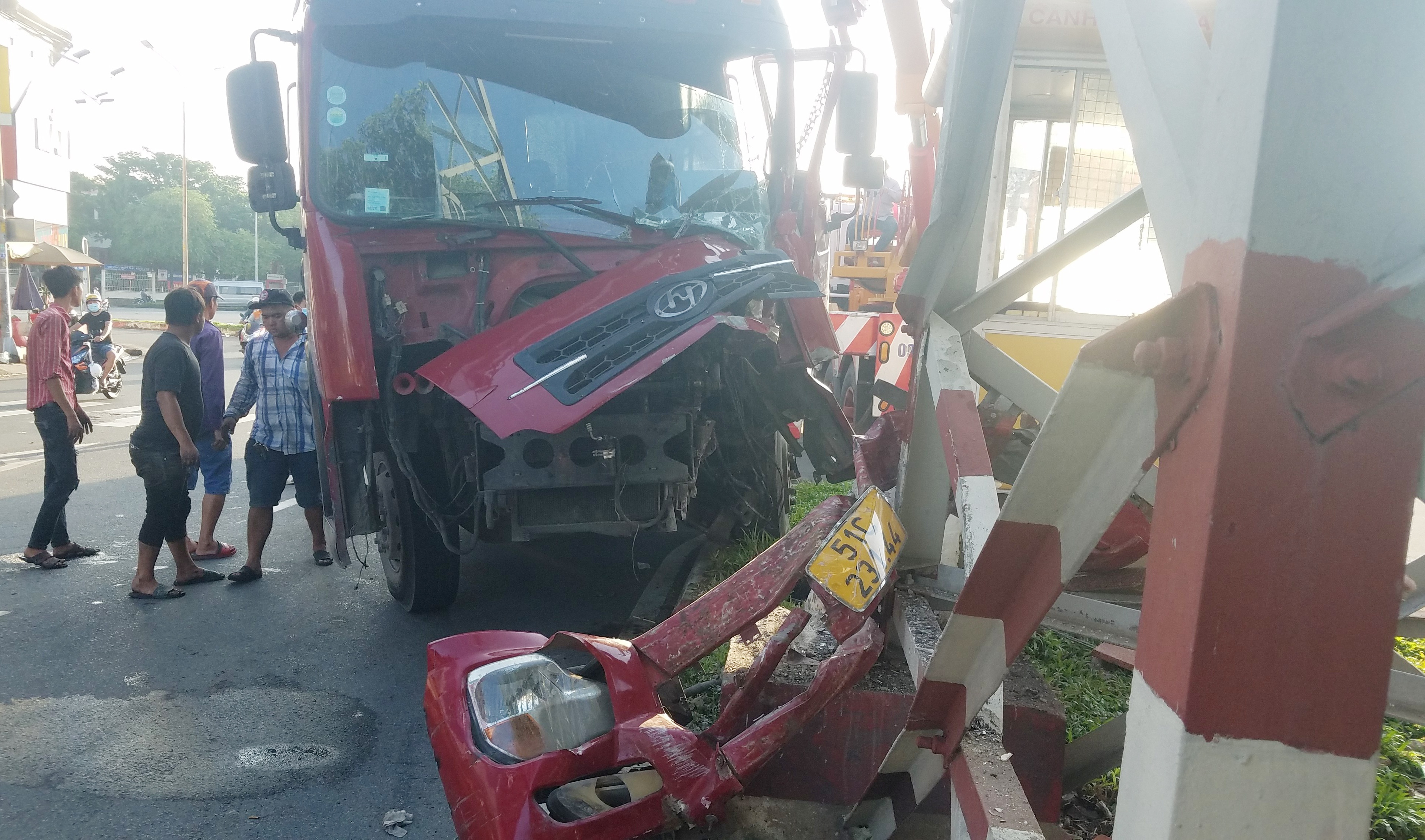 Xe container lao vao tru dien cao the, tai xe ket trong cabin hinh anh