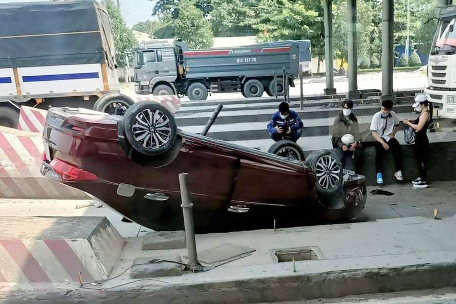 Oto cua nu tai xe lat ngua o tram thu phi hinh anh