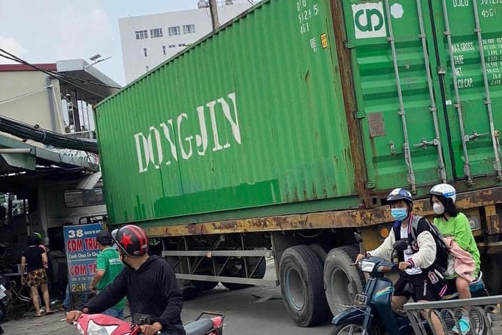 Xe container no lop, lao vao quan com o TP.HCM hinh anh