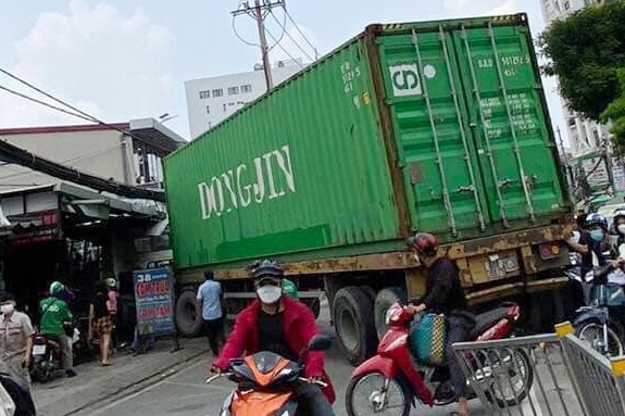 xe lao vao quan com anh 1