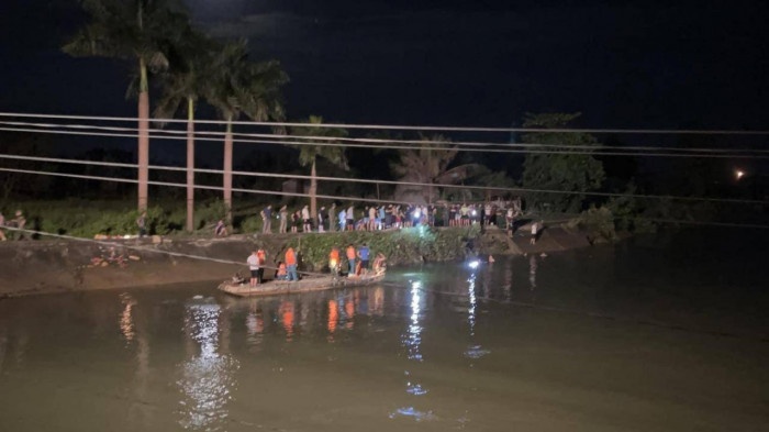 Xin me ra song hong mat, 2 be trai duoi nuoc tu vong hinh anh