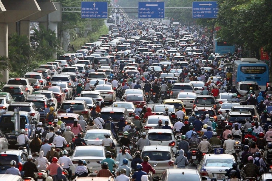Ha Noi de xuat tach rieng lan oto, xe may tren duong Nguyen Trai hinh anh