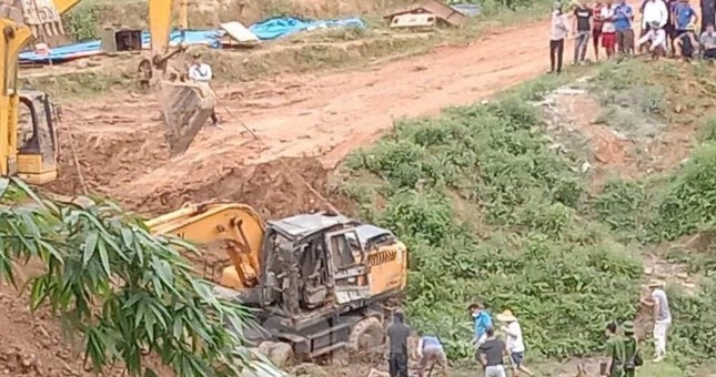 May xuc lat xuong ruong, lai xe tu vong hinh anh