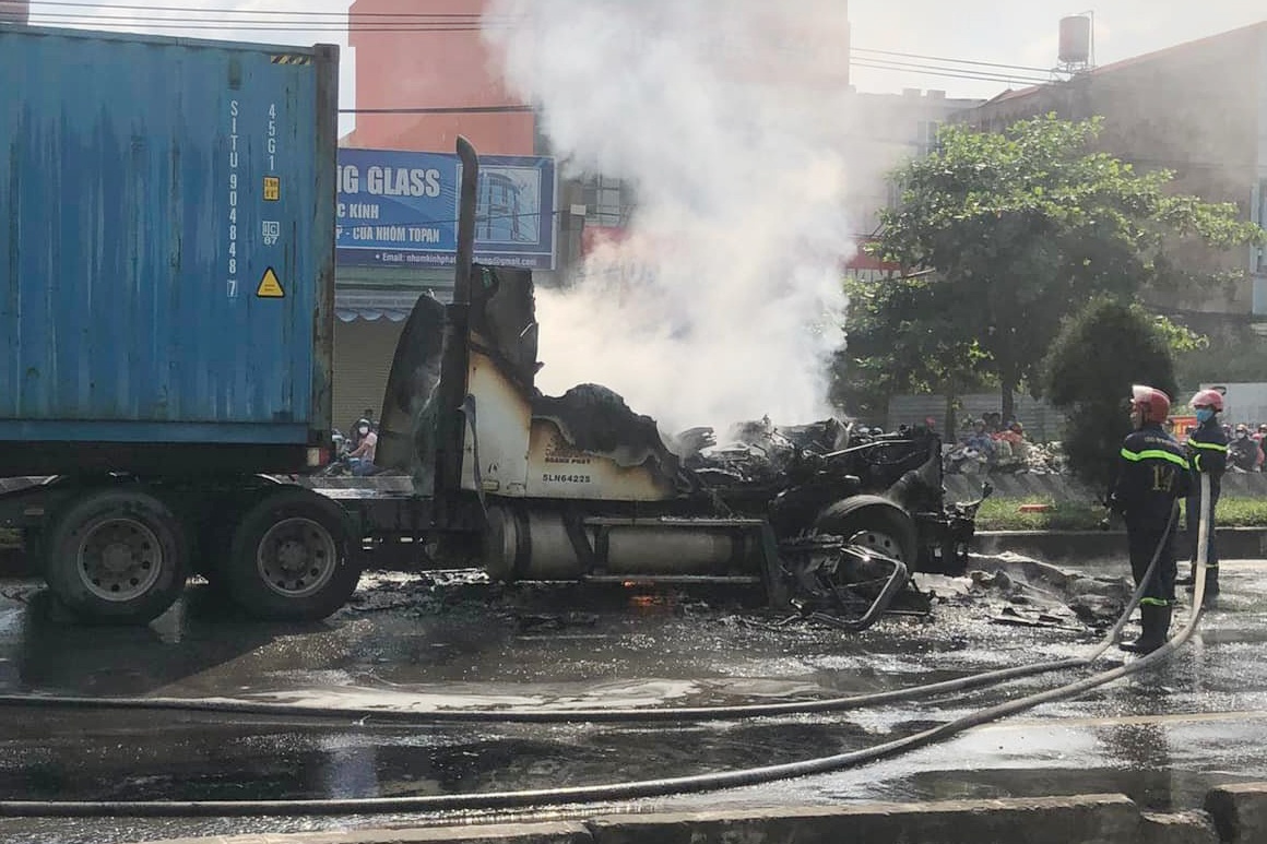 Xe container bi thieu rui tren quoc lo 51 hinh anh