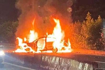 Oto boc chay sau tai nan o TP.HCM, 2 nguoi chet hinh anh