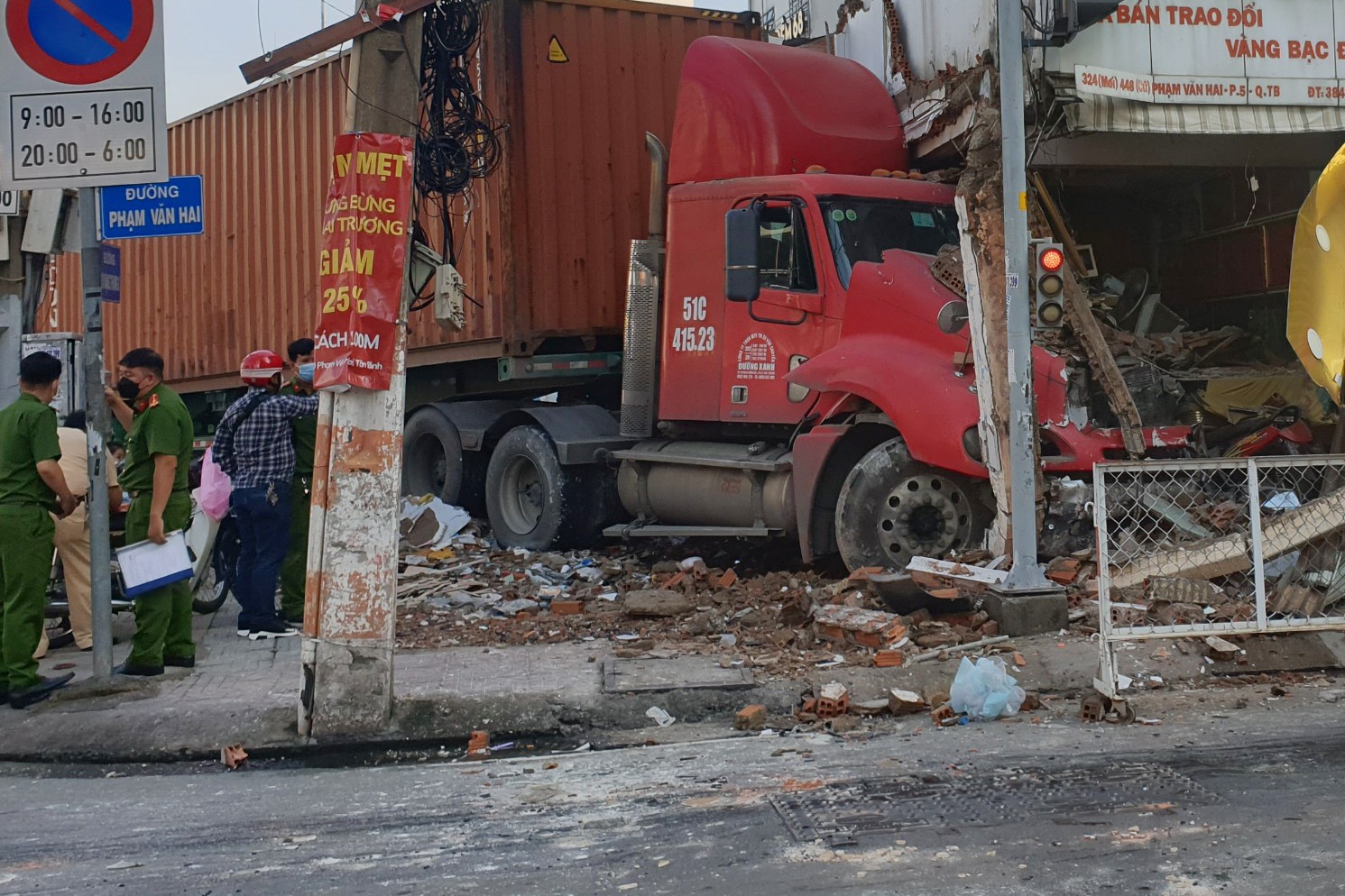 Hien truong xe container tong sap tiem vang o TP.HCM hinh anh