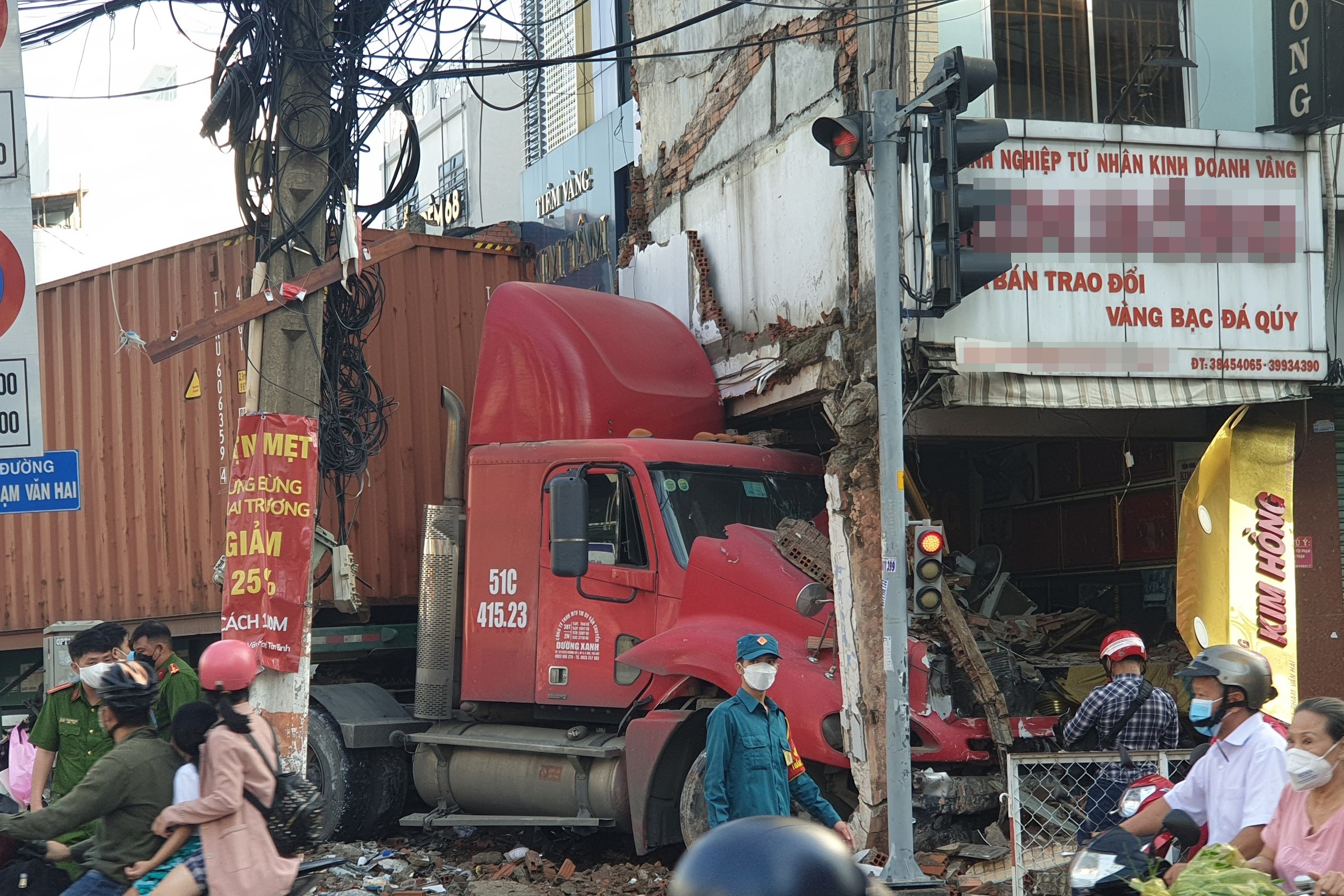 Container tong sap tiem vang o TP.HCM do tai xe ngu gat hinh anh