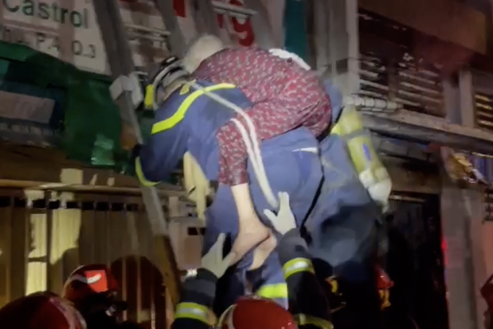 Canh sat cong cu ba 85 tuoi thoat khoi dam chay o TP.HCM hinh anh