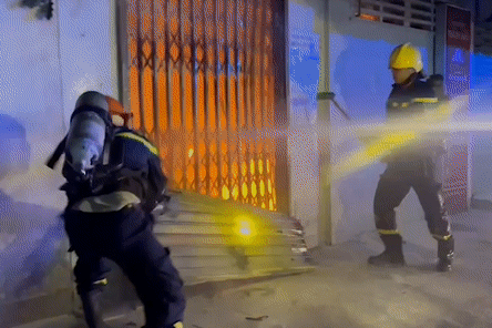 Canh sat pha cua, cuu 2 nguoi mac ket trong can nha chay o TP.HCM hinh anh