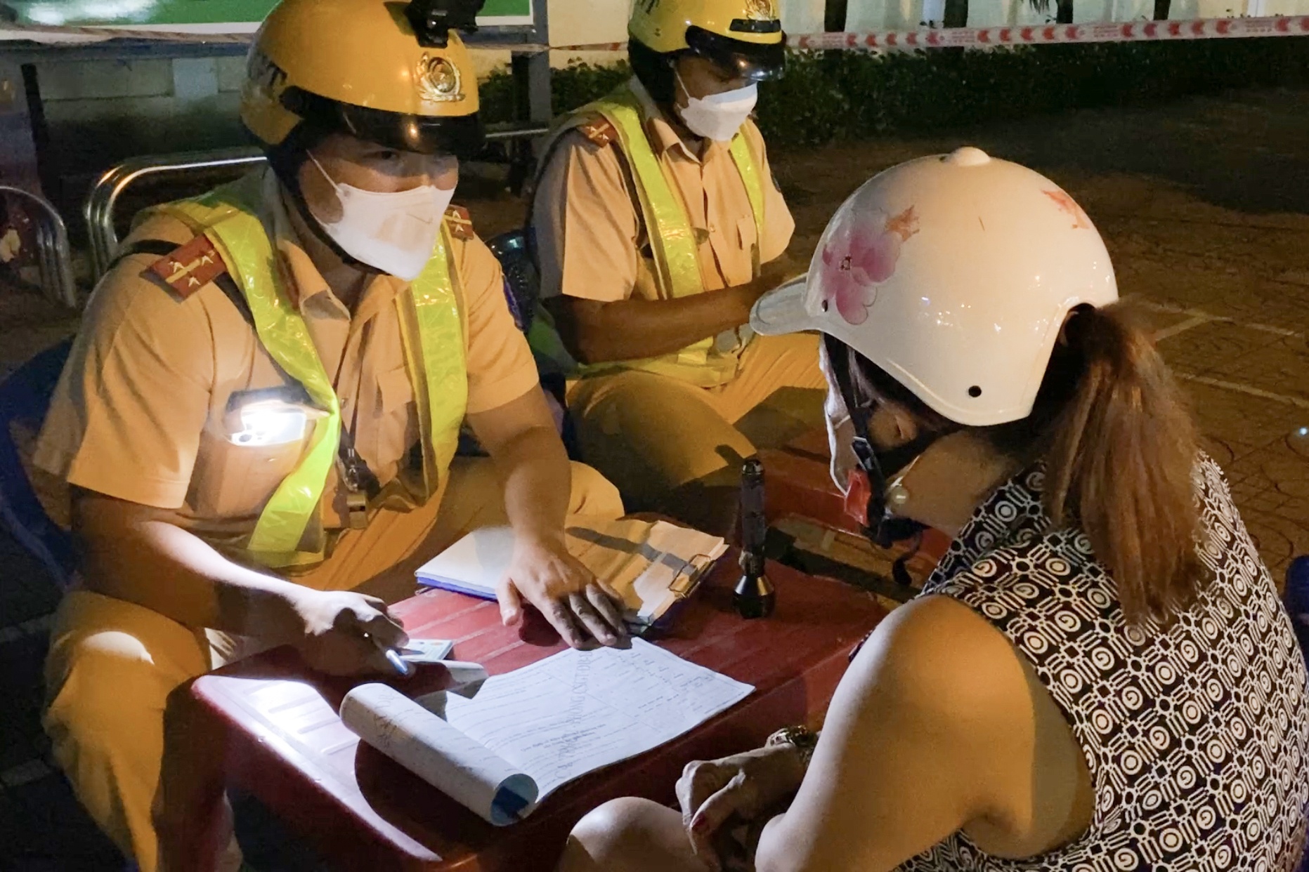 CSGT kiem tra nong do con anh 2