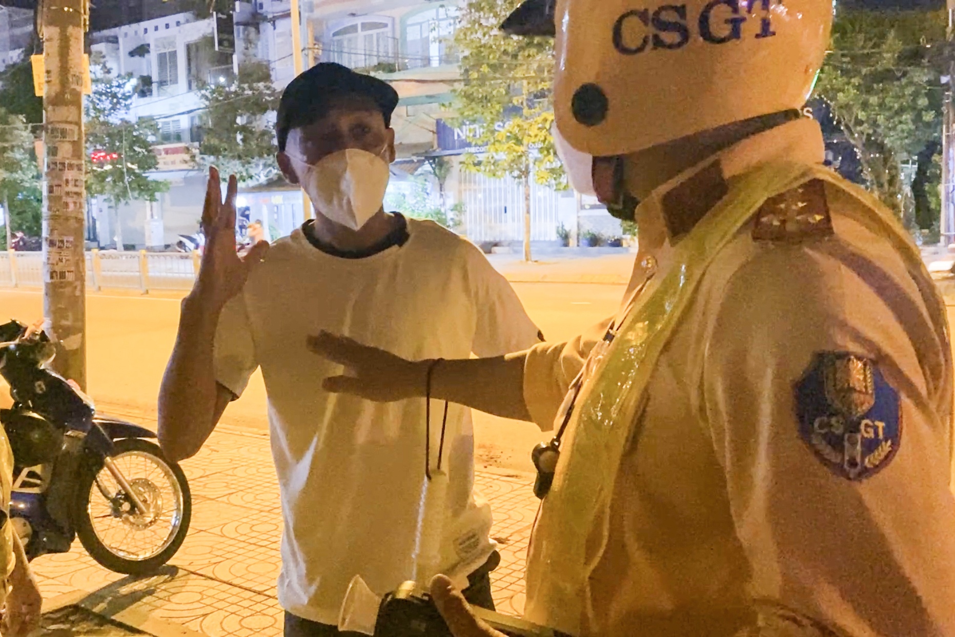 Nguoi dan ong quay phim khi CSGT TP.HCM kiem tra nong do con hinh anh