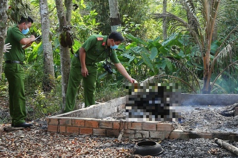 Nguoi dan ong boc chay ben canh xe dap o TP Thu Duc hinh anh