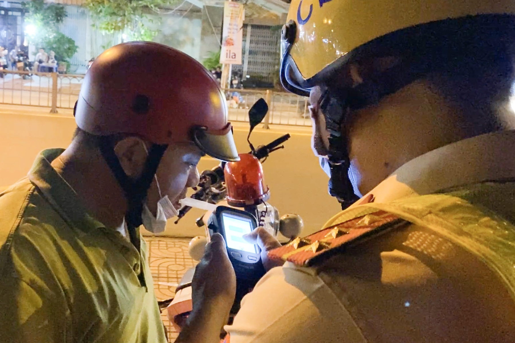 Di nhau trong dem, nhieu tai xe bi CSGT TP.HCM tam giu xe hinh anh