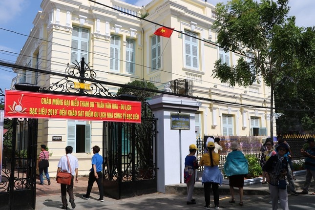 Con dau cong tu Bac Lieu tiep tuc cong viec ban sach hinh anh