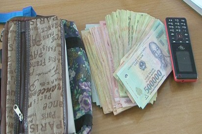 Nguoi phu nu trom tui xach chua hon 100 trieu dong hinh anh