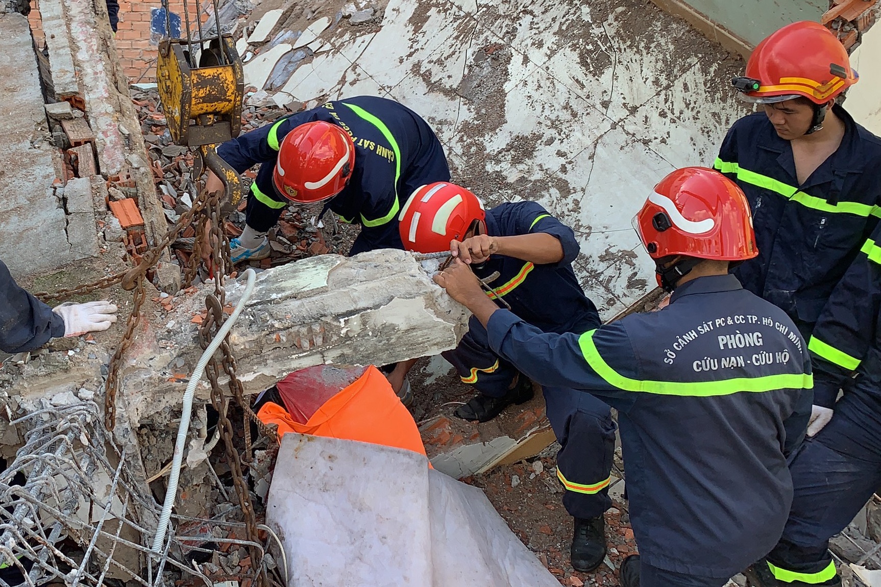 Canh sat nang buc tuong do sap, cuu 2 cong nhan bi vui lap hinh anh
