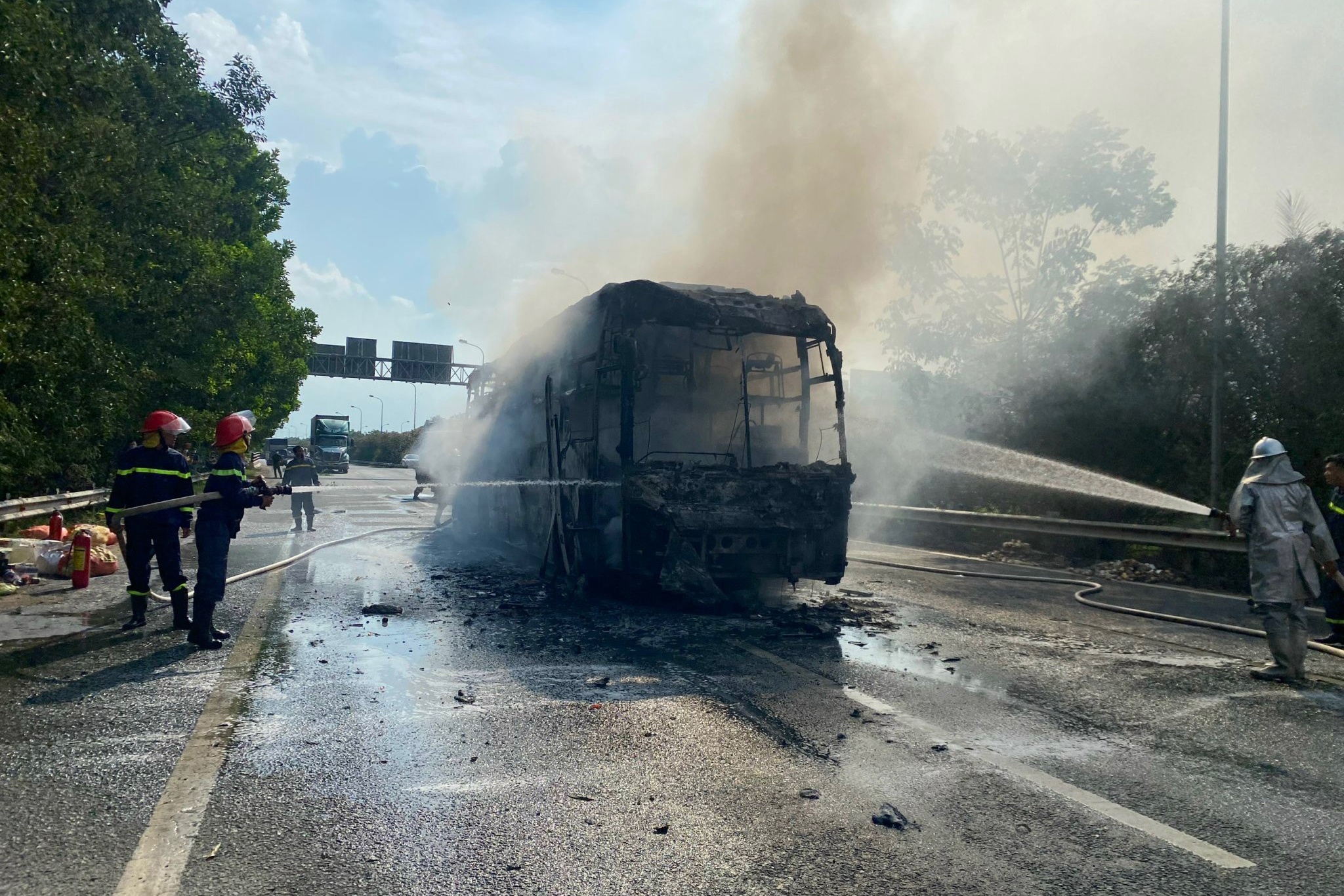 Hanh khach thao chay khi xe giuong nam chay rui tren dai lo Thang Long hinh anh