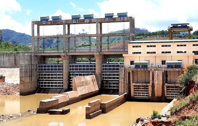 Kon Tum bat luc voi cac thuy dien trong vu chay i den bu? hinh anh