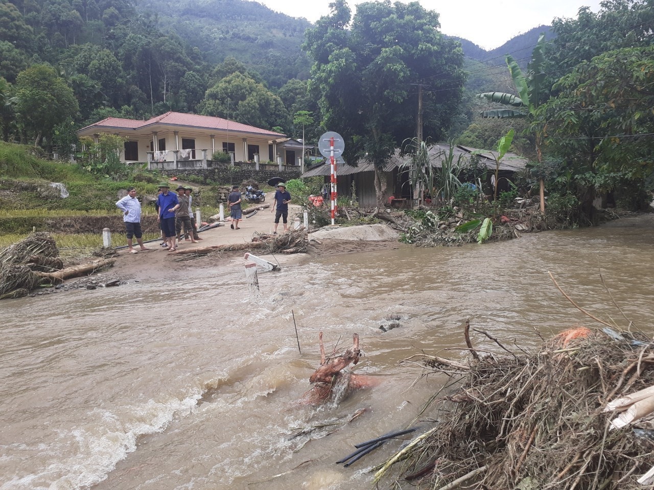 Mua lu cuon troi nha, lam hong nhieu cong trinh thuy loi o Yen Bai hinh anh