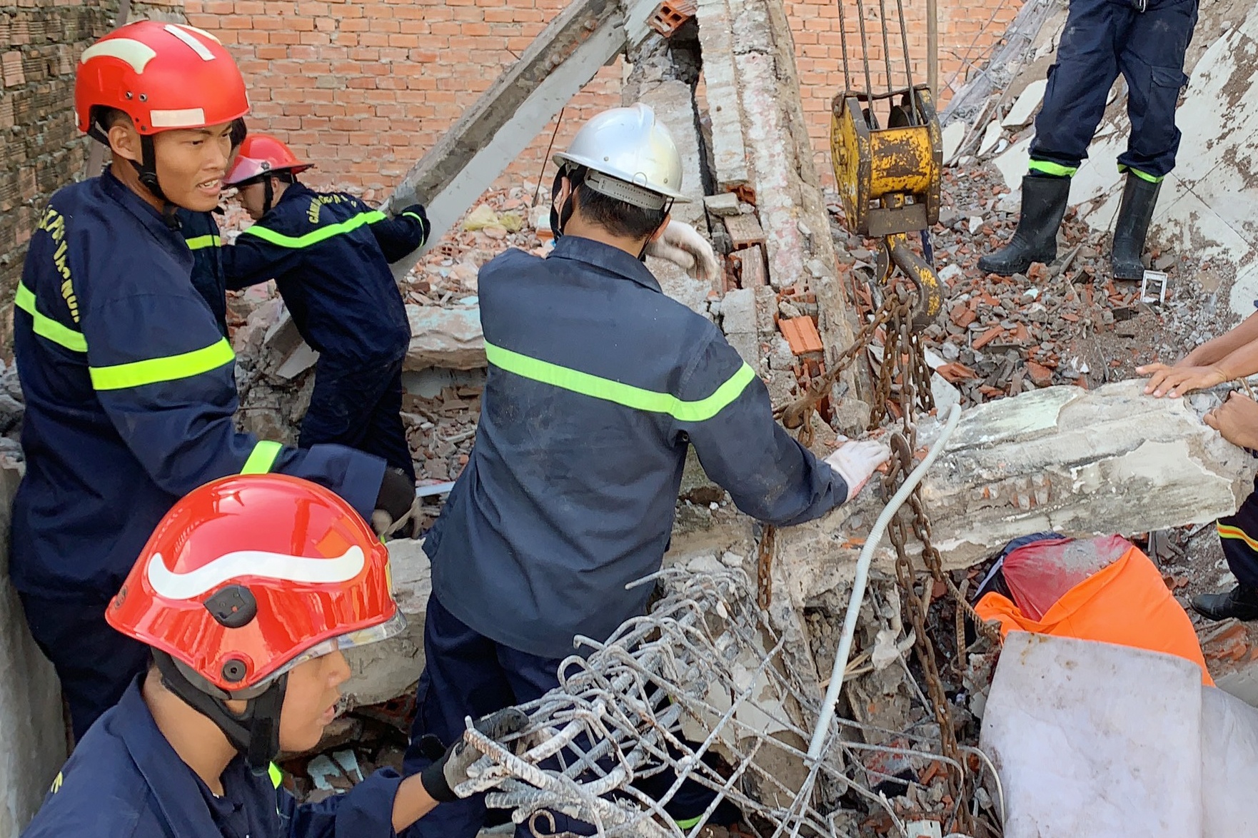 Sap tuong nha o TP.HCM, 2 cong nhan bi vui lap hinh anh