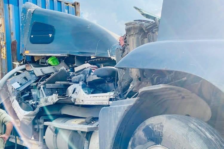 Xe container dam sap thanh gioi han o TP.HCM, tai xe ket trong cabin hinh anh