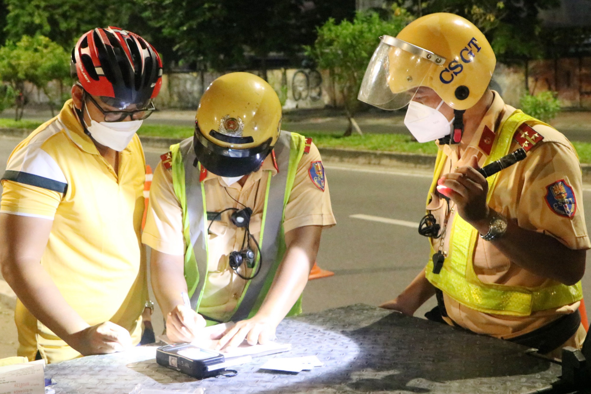 CSGT kiem tra nong do con anh 1