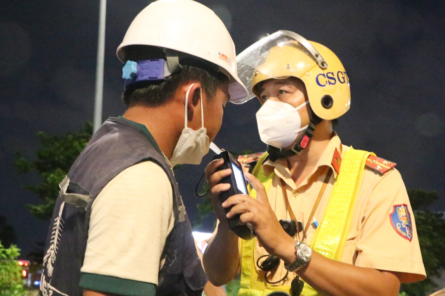 Tai xe goi dien can thiep CSGT khi bi kiem tra nong do con hinh anh