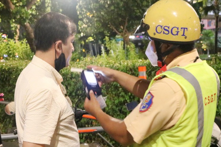 CSGT kiem tra nong do con anh 2