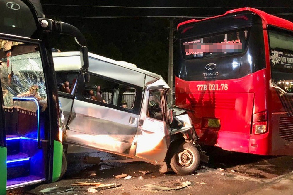 Xe 16 cho ket giua 2 xe khach, 3 nguoi bi thuong hinh anh