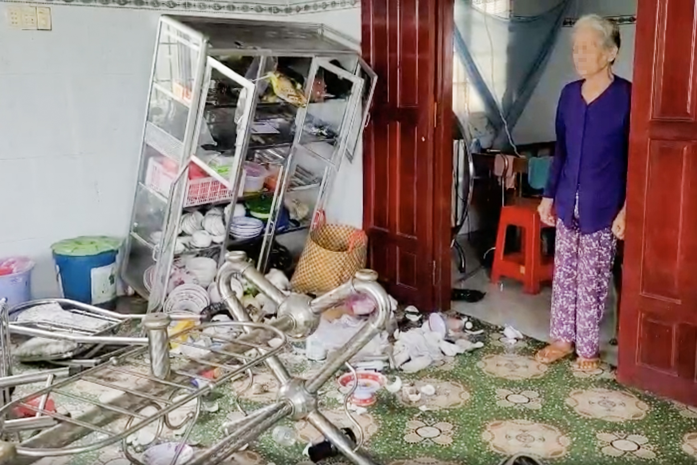 Giam dinh thiet hai tai san de xu ly nhom nguoi dap pha nha dan hinh anh