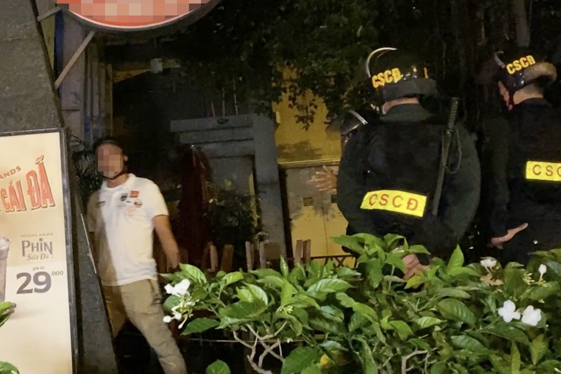 Tai xe tron vao quan ca phe khi bi canh sat phat nong do con hinh anh