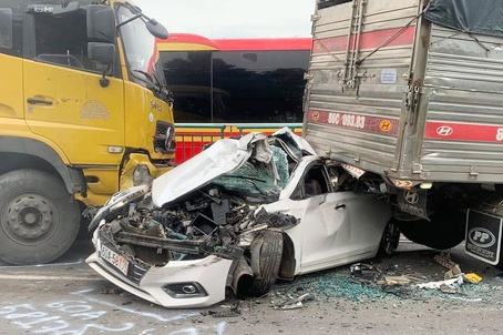 Oto kep giua 2 xe tai sau tai nan, 4 nguoi bi thuong hinh anh