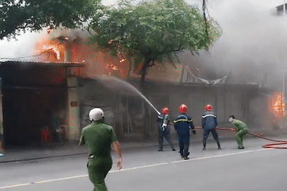 Canh sat phong toa duong, chua chay o trung tam TP.HCM hinh anh