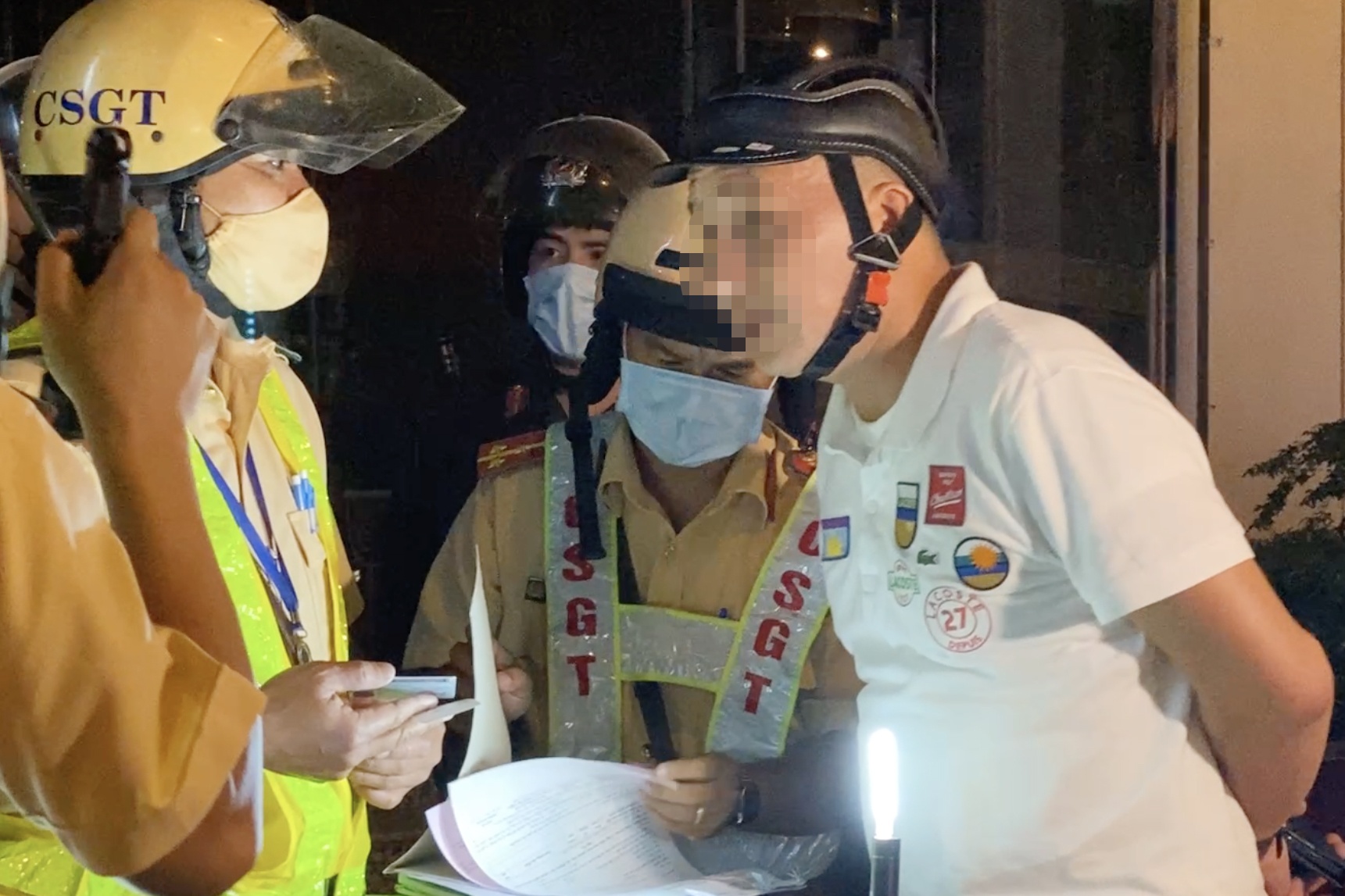 Bi CSGT kiem tra nong do con, tai xe tron trong quan ca phe hinh anh