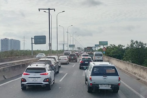 Oto chet may, cao toc TP.HCM - Dau Giay un tac 3 km hinh anh