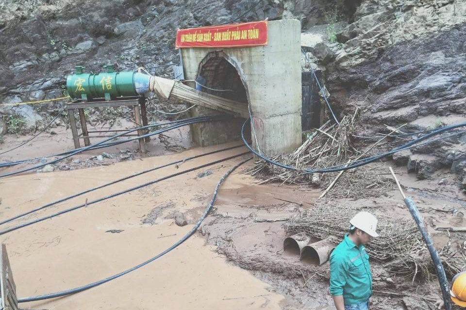 4 cong nhan bi lu cuon, mot nguoi ket trong ham thuy dien hinh anh