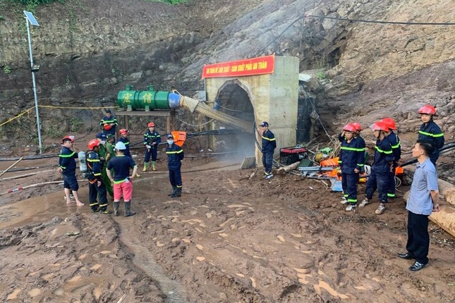 Hut nuoc trong ham thuy dien o Dien Bien de tim nan nhan bi mac ket hinh anh