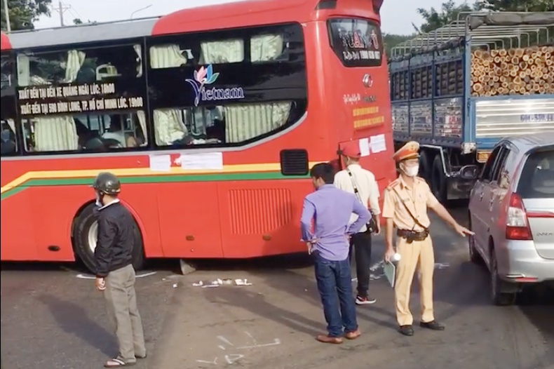 Tranh oto khach quay dau, xe ben tong vao tru dien o Dong Nai hinh anh