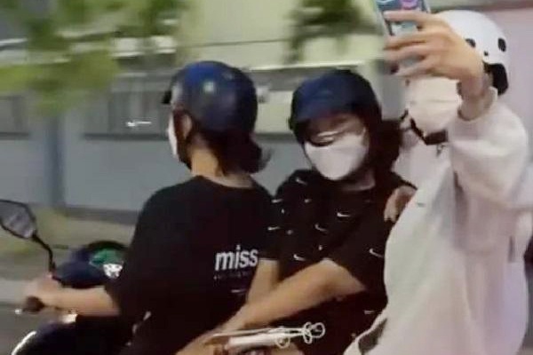 Nhom thieu nu 'kep ba' tren xe may, dua gion quay TikTok giua pho hinh anh