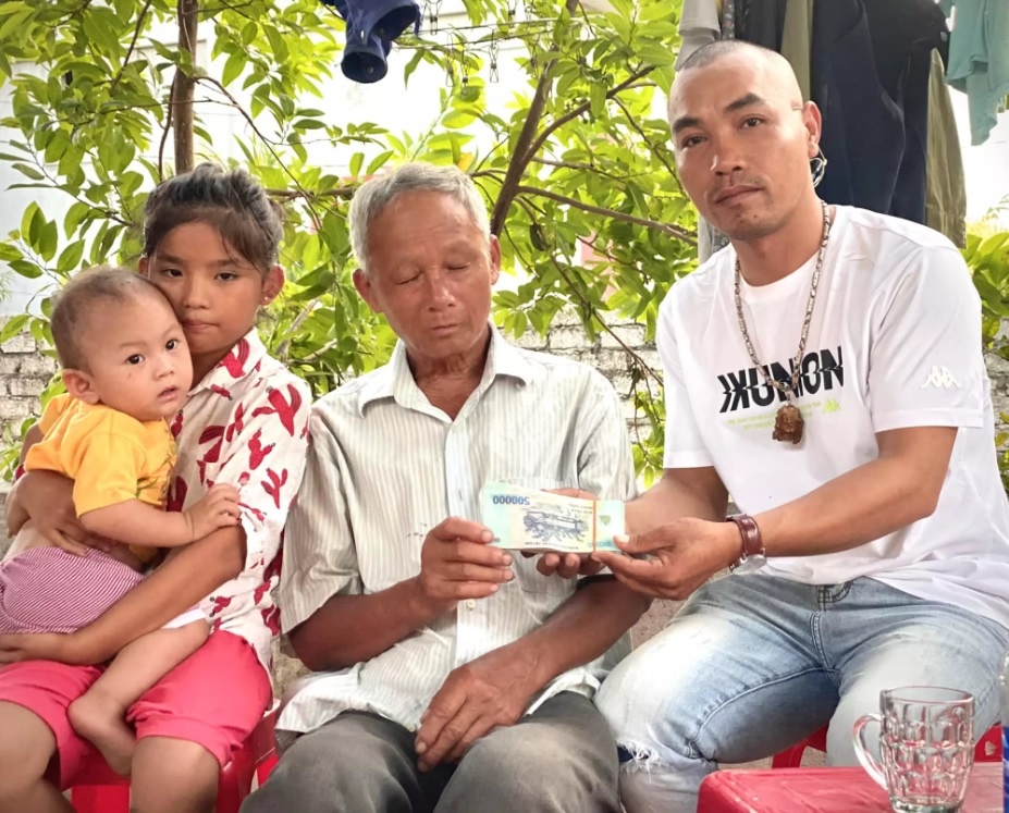 Thuong cu ong bi pha nat ruong dua, nhieu nguoi gui tien giup do hinh anh