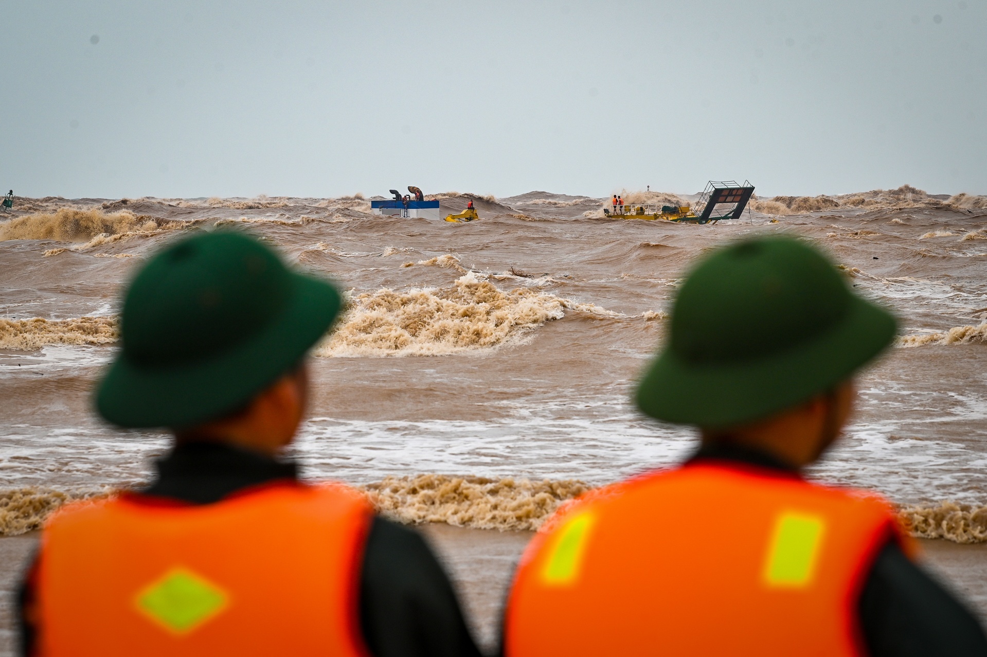 Cuu hai nguoi bi tai nan lao dong nguy kich tren bien hinh anh