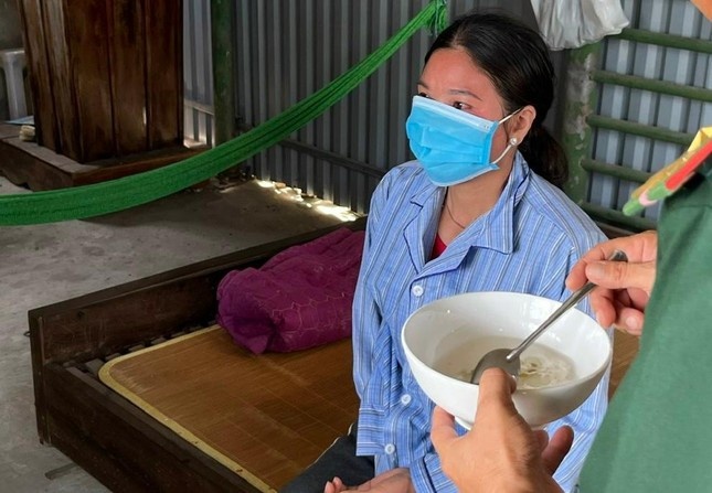 Cuu song mot phu nu troi dat 8 gio tren bien hinh anh